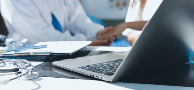 Doktor hastayı kontrol ediyor ve teşvik ediyor..