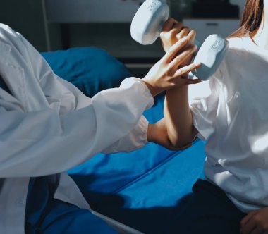 Tanımlanamayan fiziksel terapi sırasında mavi el ağırlığı kullanır