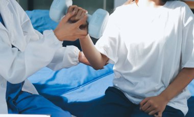 Tanımlanamayan fiziksel terapi sırasında mavi el ağırlığı kullanır