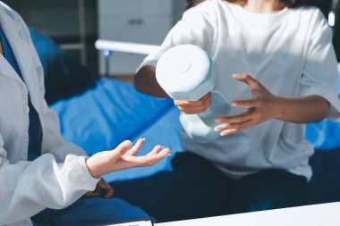 Tanımlanamayan fiziksel terapi sırasında mavi el ağırlığı kullanır