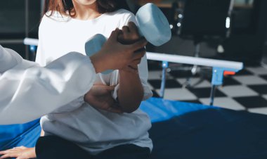 Tanımlanamayan fiziksel terapi sırasında mavi el ağırlığı kullanır