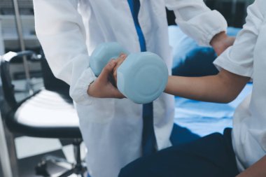 Tanımlanamayan fiziksel terapi sırasında mavi el ağırlığı kullanır