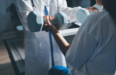 Tanımlanamayan fiziksel terapi sırasında mavi el ağırlığı kullanır