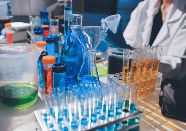 Bilimadamı laboratuarda tıbbi örnekleri mikro plakaya yerleştiriyor.