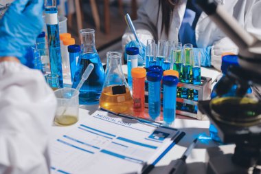 Bilimadamı laboratuarda tıbbi örnekleri mikro plakaya yerleştiriyor.