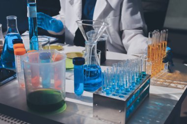 Bilimadamı laboratuarda tıbbi örnekleri mikro plakaya yerleştiriyor.