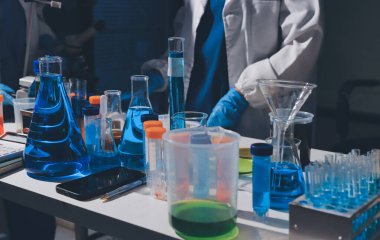 Bilimadamı laboratuarda tıbbi örnekleri mikro plakaya yerleştiriyor.