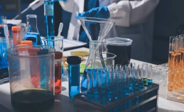 Bilimadamı laboratuarda tıbbi örnekleri mikro plakaya yerleştiriyor.