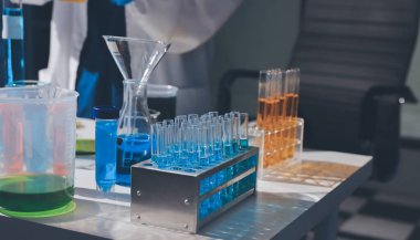 Bilimadamı laboratuarda tıbbi örnekleri mikro plakaya yerleştiriyor.