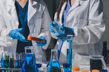 Bilimadamı laboratuarda tıbbi örnekleri mikro plakaya yerleştiriyor.