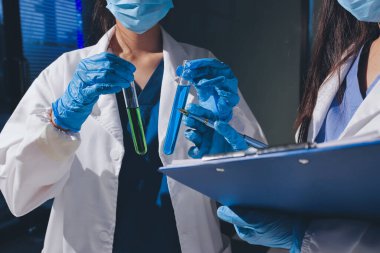 Bilimadamı laboratuarda tıbbi örnekleri mikro plakaya yerleştiriyor.