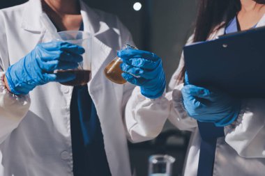 Bilimadamı laboratuarda tıbbi örnekleri mikro plakaya yerleştiriyor.