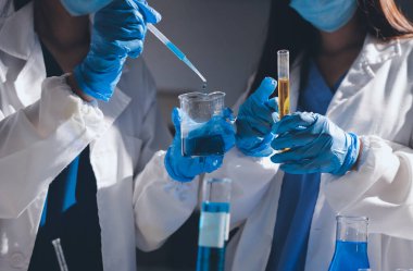 Bilimadamı laboratuarda tıbbi örnekleri mikro plakaya yerleştiriyor.