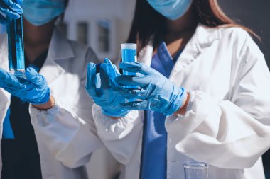 Bilimadamı laboratuarda tıbbi örnekleri mikro plakaya yerleştiriyor.