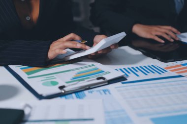 Verileri analiz eden iki iş adamı