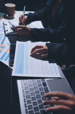 Verileri analiz eden iki iş adamı