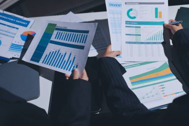 Verileri analiz eden iki iş adamı