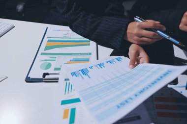 Verileri analiz eden iki iş adamı