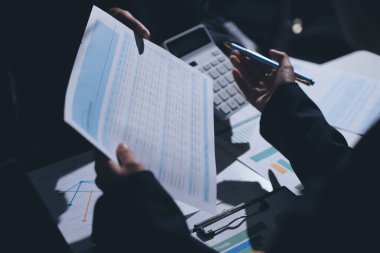 Finans veri harcamaları belgesi üzerinde çalışan bir grup iş kadını.