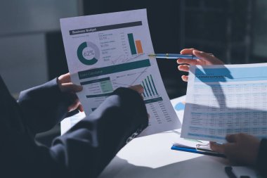 Finans veri harcamaları belgesi üzerinde çalışan bir grup iş kadını.