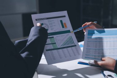 Finans veri harcamaları belgesi üzerinde çalışan bir grup iş kadını.