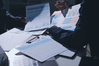 Finans veri harcamaları belgesi üzerinde çalışan bir grup iş kadını.