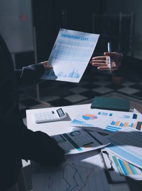 Finans veri harcamaları belgesi üzerinde çalışan bir grup iş kadını.