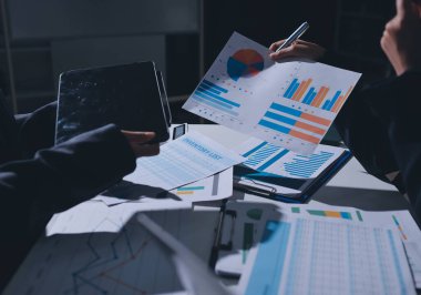 Finans veri harcamaları belgesi üzerinde çalışan bir grup iş kadını.