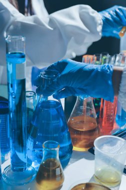 Bilimadamı laboratuarda tıbbi örnekleri mikro plakaya yerleştiriyor.