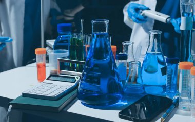 Bilimadamı laboratuarda tıbbi örnekleri mikro plakaya yerleştiriyor.