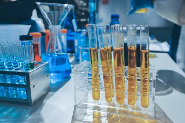 Bilimadamı laboratuarda tıbbi örnekleri mikro plakaya yerleştiriyor.