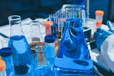 Bilimadamı laboratuarda tıbbi örnekleri mikro plakaya yerleştiriyor.