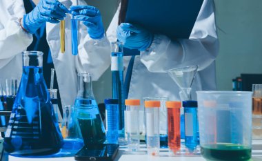 Bilimadamı laboratuarda tıbbi örnekleri mikro plakaya yerleştiriyor.