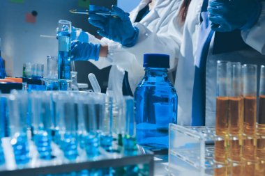 Bilimadamı laboratuarda tıbbi örnekleri mikro plakaya yerleştiriyor.