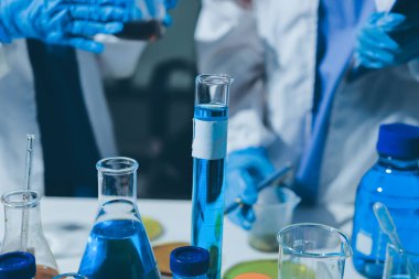 Bilimadamı laboratuarda tıbbi örnekleri mikro plakaya yerleştiriyor.