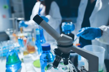 Bilimadamı laboratuarda tıbbi örnekleri mikro plakaya yerleştiriyor.