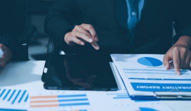 Verileri analiz eden iki iş adamı