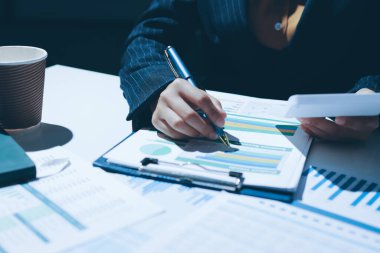 Verileri analiz eden iki iş adamı