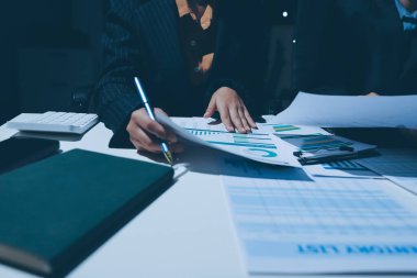 Verileri analiz eden iki iş adamı