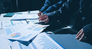 Verileri analiz eden iki iş adamı