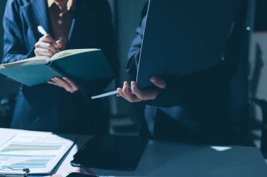 Verileri analiz eden iki iş adamı