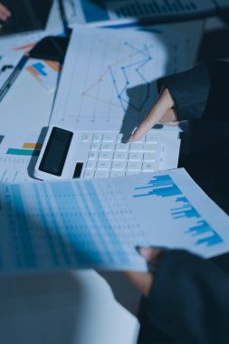 Finans veri harcamaları belgesi üzerinde çalışan bir grup iş kadını.