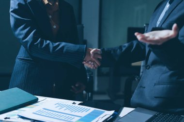 İş kadını ve iş adamının el sıkışması.