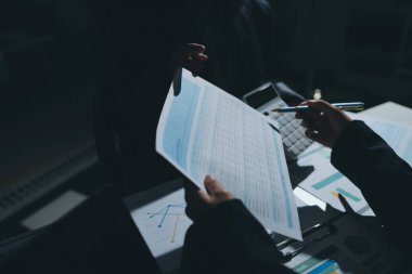 Finans veri harcamaları belgesi üzerinde çalışan bir grup iş kadını.