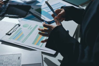 Finans veri harcamaları belgesi üzerinde çalışan bir grup iş kadını.