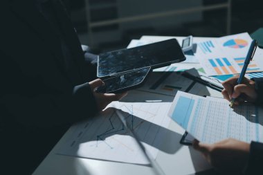 Finans veri harcamaları belgesi üzerinde çalışan bir grup iş kadını.