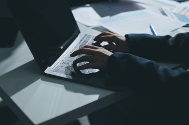 Finans veri harcamaları belgesi üzerinde çalışan bir grup iş kadını.