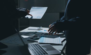 Finans veri harcamaları belgesi üzerinde çalışan bir grup iş kadını.