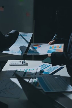 Finans veri harcamaları belgesi üzerinde çalışan bir grup iş kadını.