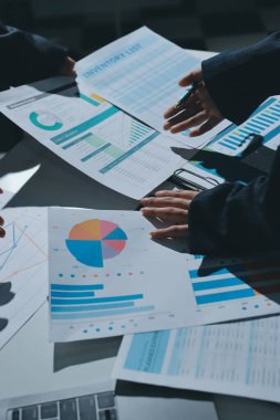 Finans veri harcamaları belgesi üzerinde çalışan bir grup iş kadını.